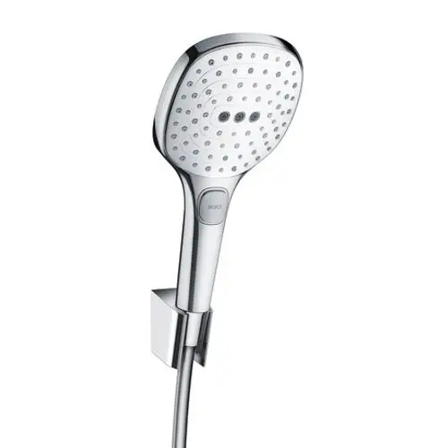 Brausekopf in chrom mit mehreren Wasserstrahloptionen, montiert an einem Halter. Teil des Hansgrohe Duschsystems. Mit flexiblen Schlauch für einfaches Handling.